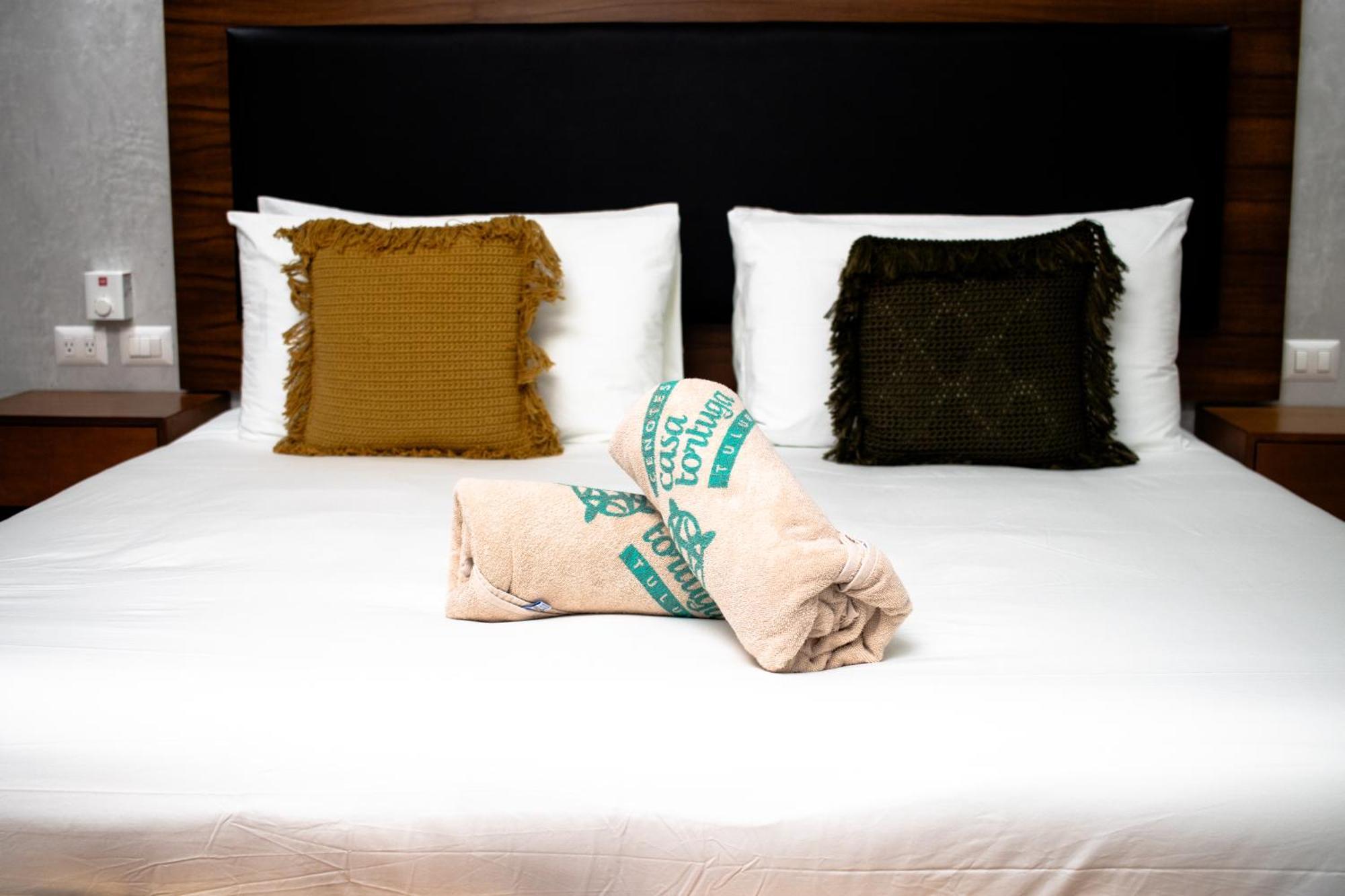 Hotel Casa Tortuga Tulum - Cenotes Park Inclusive Екстер'єр фото A bed with a folded blanket