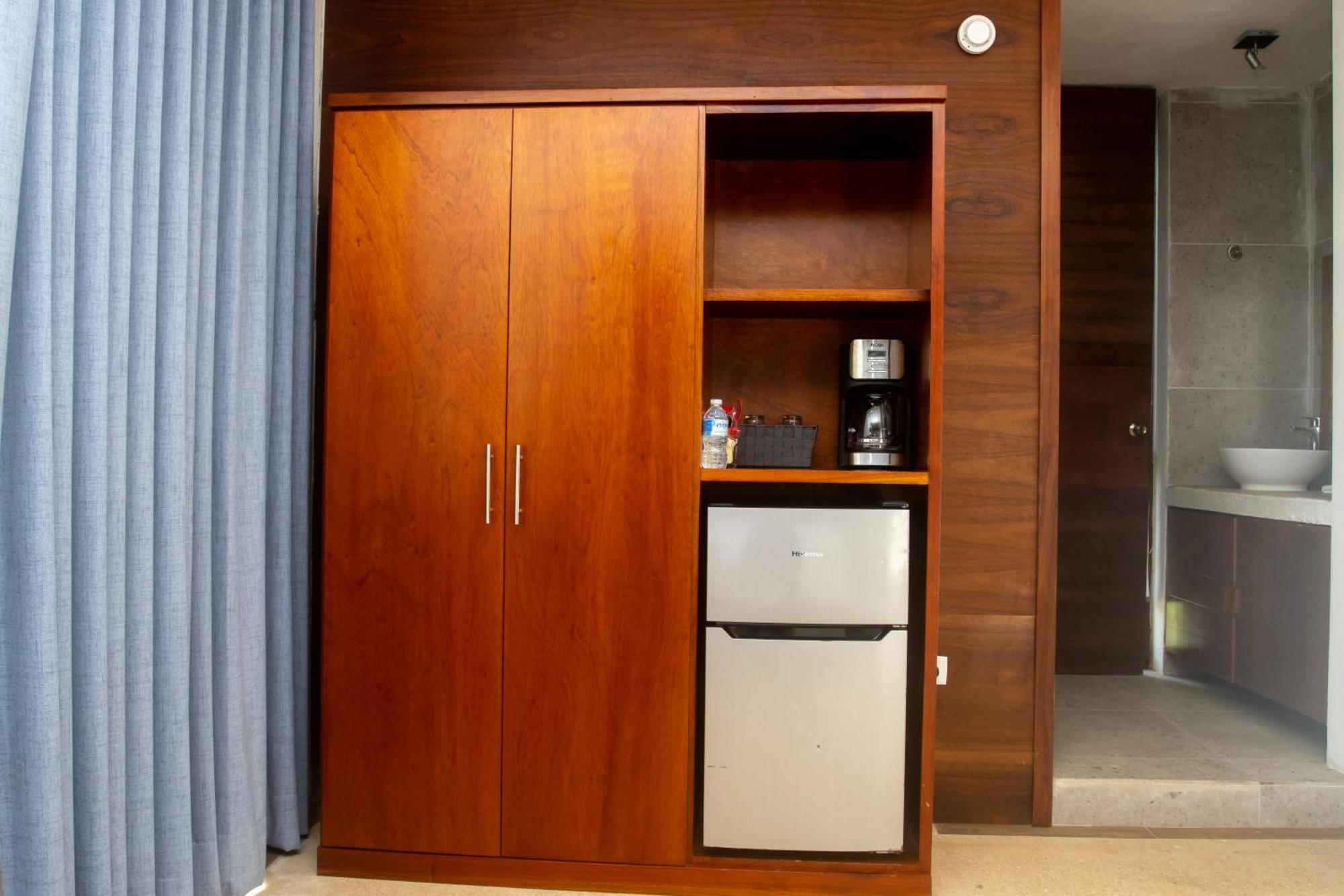 Hotel Casa Tortuga Tulum - Cenotes Park Inclusive Екстер'єр фото A hotel room with a mini-refrigerator
