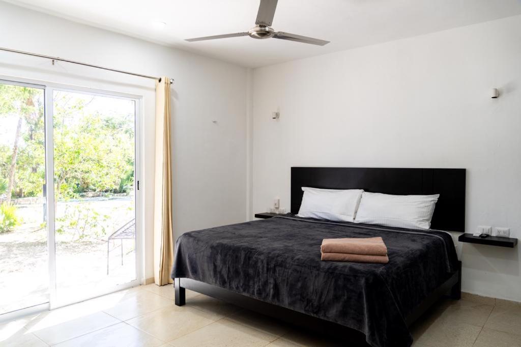 Hotel Casa Tortuga Tulum - Cenotes Park Inclusive Екстер'єр фото A bedroom with a ceiling fan
